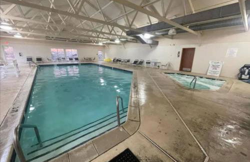 Serenity Falls - Stylish 4Bdr Mountain Retreat, Hot Tub, Pool - Foto 45