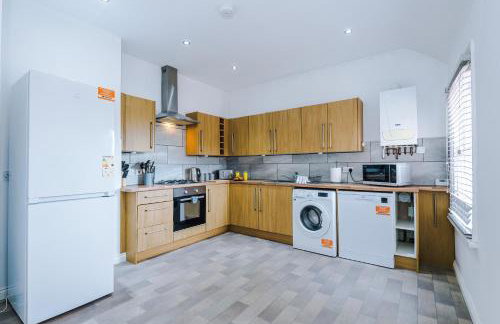 Modern 3 Bedroom House Perfect for Short and Long Stays - Foto 23