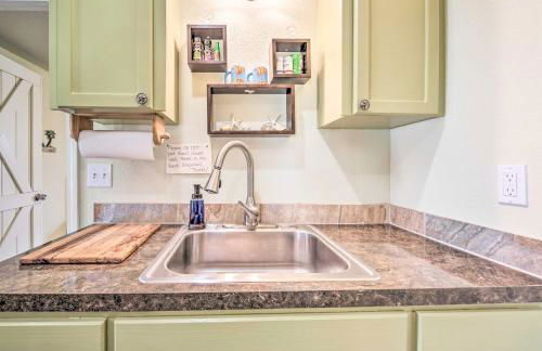 Half-Mi to Seadrift Harbor Seadrift Home with Deck - Foto 12