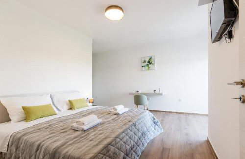 Modern 3-bedroom villa with a private pool - Photo 12