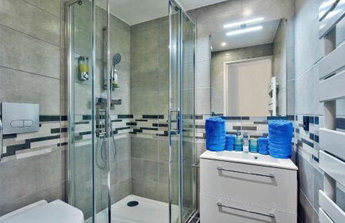 "Monplaisir", parking, canapé-lit neuf confortable, idéal voyages d'affaires et tourisme, proximité commerces, gare, Université Lyon 3 , Tram T2, T4 et C25 - Photo 4