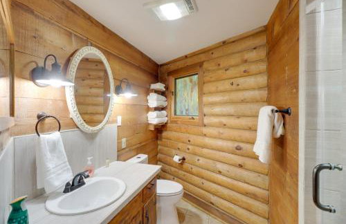 Family-Friendly Riverfront Manor on the Little Red - Foto 14