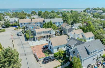 Stylish Walk to Town and Beach - Foto 28