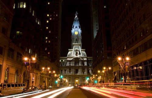 Main Line Manor 3BR with King Beds & Patio & Backyard - Foto 40