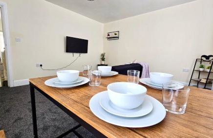 Comfy Entire Apartment with Free Parking in Bury Town - Photo 10