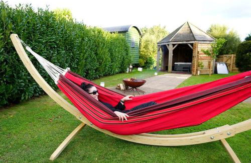 Romantic Retreat - Luxury Shepherds Hut + Hot Tub! - Foto 10