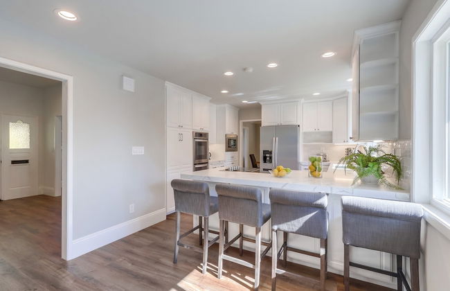 Gorgeous Upgraded 5 Bedroom & 3 Bath Home with pool - Photo 22