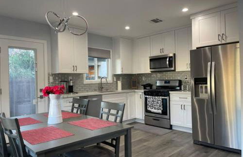 Adorable 2BR-2BA House with EV & Free Parking and Family Friendly in Los Angeles - Photo 10