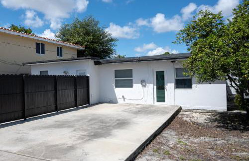 Central Getaway in Little Havana Near Airport, Wynwood, Calle 8 Brickell, Coral Gables and more , Fenced parking - Foto 33