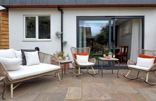 Spacious 4-Bedroom Home Near Station Seafront - Pass the Keys - Foto 13