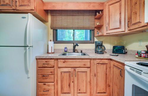 Charming Hedgesville Retreat with Deck and Fireplace! - Foto 10