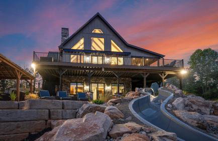 Gray Fox Lodge by Avantstay Waterslide Pool, Theater Sleeps 21 - Foto 20