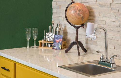 Cozy Family Retreat with Yard - Walk to Olde Town - Foto 34