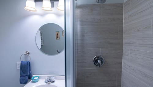 Dual patios, Free Laundry Service, College steps - Foto 3, Shower