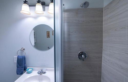 Dual patios, Free Laundry Service, College steps - Foto 3