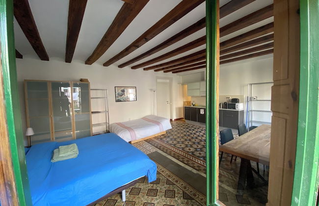 Lovely 2-bed Apartment in Barcelonas Best Location - Photo 1