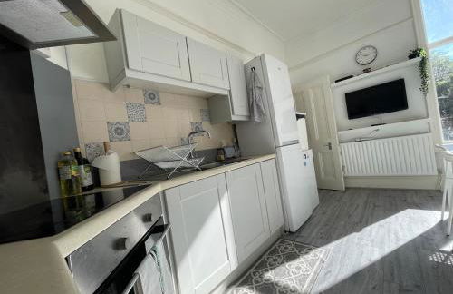 Spacious Flat! Sleeps 7, Pet Friendly and Parking - Photo 49