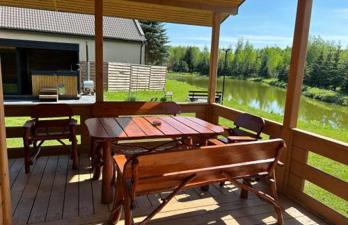 Domek drewniany nad stawem - Foto 20