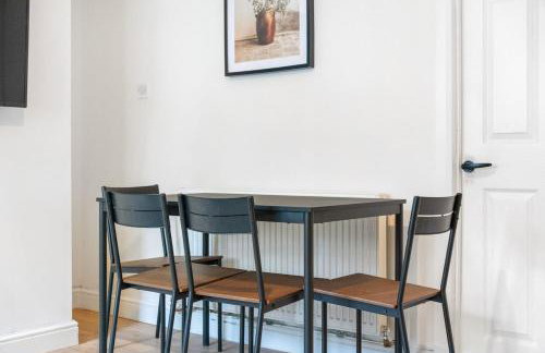 4BR House By Astra Residences Short Lets & Serviced Accommodation Stanley With Free Parking & Instant Booking - Foto 8