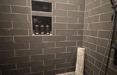 Stylish Main St Loft with Balconies and Garage - Foto 45