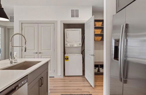 Polished Contemporary 2BR 2BA Private Balcony - Foto 9