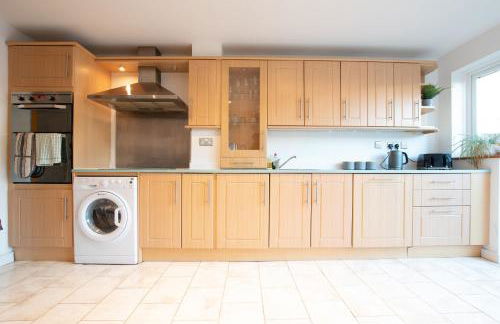 BEST PRICE! LARGE HOME - SMART TV - COMFY BEDS - GARDEN - 4 Single Beds or 2 Doubles! SLEEPS UP TO 4 GUESTS!! - Photo 13