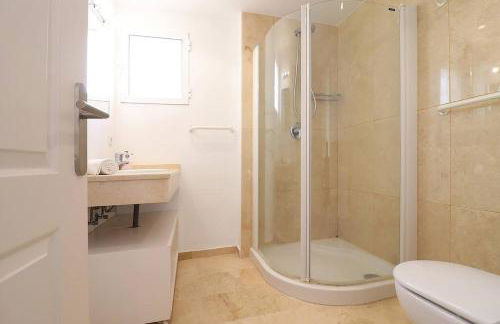 Modern apartment with pool on the beachfront in Marbella by SharingCo - Photo 57