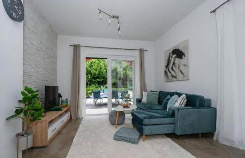 Beautiful Villa surrounded by Greenery with Swimming Pool - Photo 20