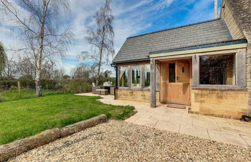 Honeysuckle Cottage - Hot Tub Packages Available - Photo 36