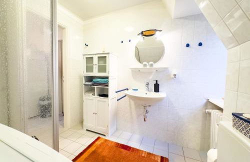 TraveNah - Ruhige 3-Zimmer-DG-Ferienwohnung im Grünen mit eigenem Eingang und Fahrradgarage - Foto 12