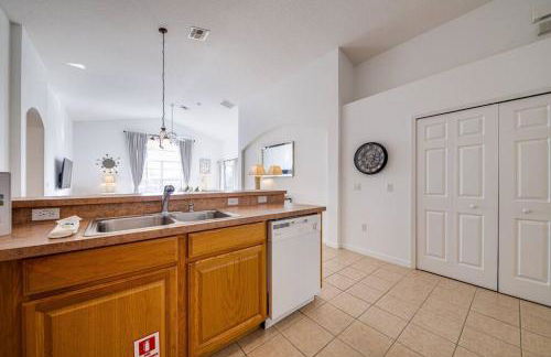 630- 3 Bedroom South facing Home with Pool Drenched in Florida Sunshine Perfect for Families - Foto 34