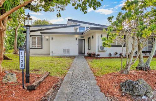 Stunning 2 Story Villa with Pool - Photo 12