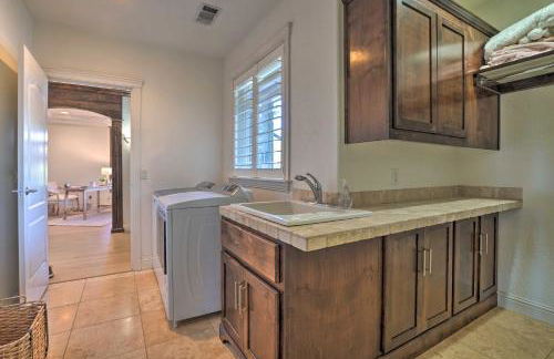 Luxe Getaway with Riverfront Views in Grants Pass! - Foto 33