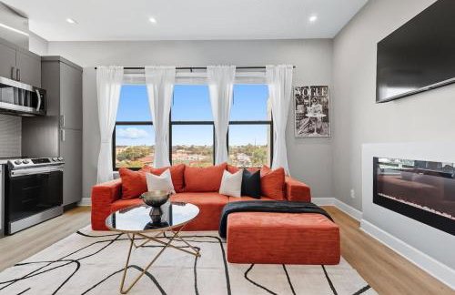 Skyline VIEWS, 5 mins to Downtown, Free Parking - Photo 1