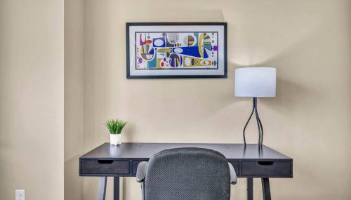 LAKE VIEWS! 15th Floor Downtown High-Rise | Gym - Foto 4