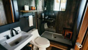 Magical Tennessee Tiny House with a Rooftop Deck - Foto 2, Shower