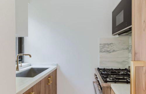 Blueground Midtown E wd doorman nr E River NYC-1527 - Photo 9