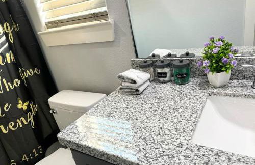 Modern 2024 Townhome with Indoor Hoops Huge TVs and Gray Chic Design - Foto 20