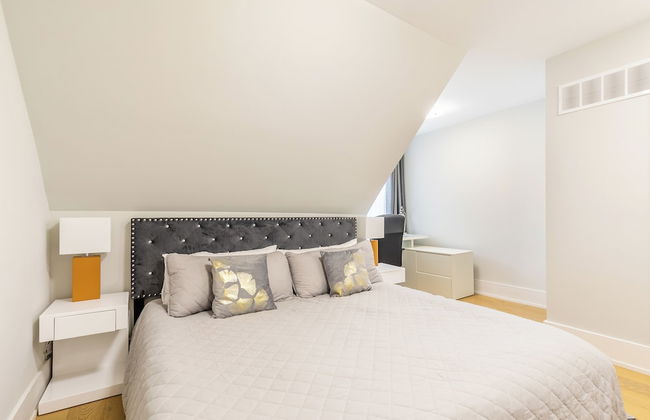 Cozy Houses in Downtown Toronto by GLOBALSTAY - Photo 49