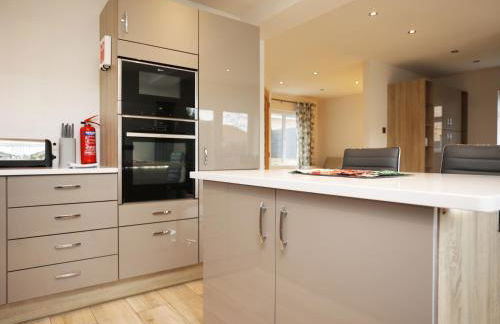 Is Y Coed Place By N And N Stays Ltd, Spacious 5 bed house in Wenvoe Cardiff, With Free Private Parking, Garden and WIFI - Photo 11