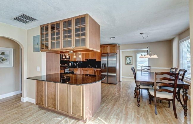 Beautifully Renovated 5 Bedroom with Guest House 5 Home by RedAwning - Foto 20