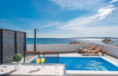 Villa Eni Beachfront apartment with pool - Photo 1