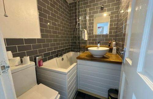 The Cozy Hideaway - 2 Bedroom apartment with garden in Orpington with free Parking - Photo 4