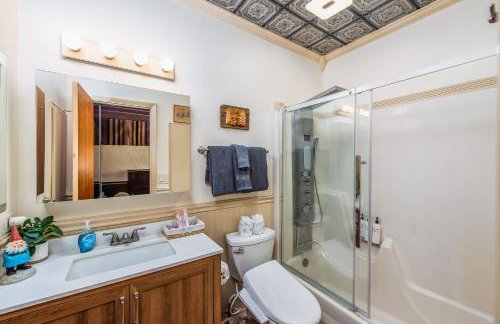 Myrinn-Hobbit Cottage on the Creek Storybook Stay - Foto 28