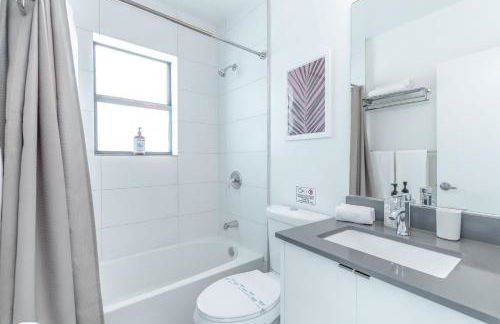 Renovated Apts with Kitchen, Fast WiFi, Smart TV, Roku & Pool Onsite 4 mi to Surfside Beach - Foto 78