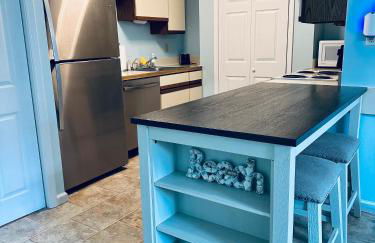 Cozy Home Walking Distance from Beach with Private Patio - Foto 6