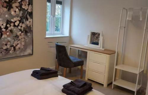 Comfortable 4BR stay in Bourne, Free Parking, Sleeps 7, Families & Contractors Welcome - Foto 13