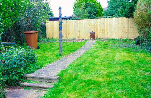 3 Bed - Sleeps 4 - Free Parking - Private Garden - Photo 3
