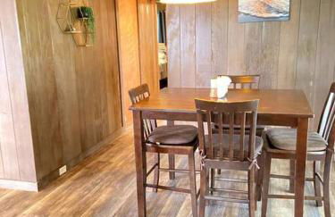 THE HILO HOMEBASE - Charming 3 Bedroom Hilo Home, with AC! - Foto 13