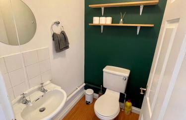 Large 5 bed detached house near Stansted Airport with Parking for 2 vehicles! Stansted Stays - Foto 13